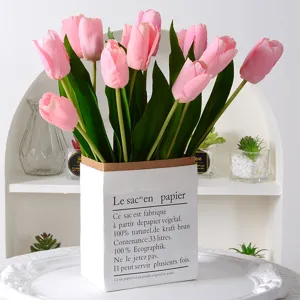 Künstliche feuchtigkeitsspendende Tulpen im Papiertüten-Vase für Heimtextilien Hochzeitsfotografie.