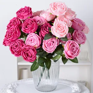 Bouquet di rose artificiali fiori di seta per decorazione matrimonio domestico e composizione.