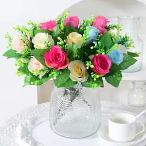 Bouquet de roses artificielles colorées dans un vase en verre texturé pour la maison