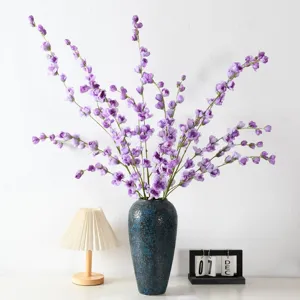 Bouquet de delphinium violet artificiel en vase céramique pour la décoration intérieure