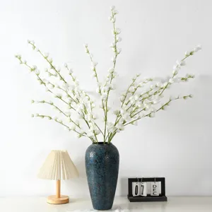 Fleurs de delphinium blanches artificielles en vase céramique bleu texturé mariage déco