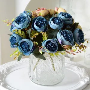Bouquet de pivoines bleues artificielles avec vase en verre pour déco maison et mariage.