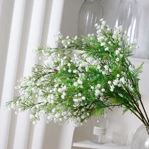 Kunstmatige gipsmuur hoge tak witte bloemen voor thuis huwelijk hotel decor.