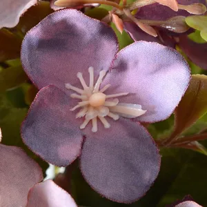 Macro di fiore viola artificiale per decorazioni domestiche, matrimonio e oggetti di scena foto.
