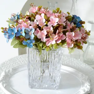 Bellissimo bouquet di fiori artificiali con vaso in vetro, ortensie rosa e blu per casa.