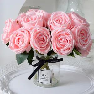 Bouquet de roses artificielles roses dans un vase en verre, fleurs élégantes pour décoration de mariage