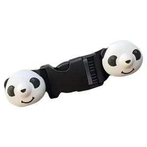 Lindo clip de hebilla de manta a prueba de viento de panda para vehículos eléctricos y carritos.
