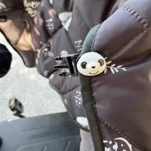 Primer plano de la bonita hebilla de panda y el clip negro para la cubierta térmica.