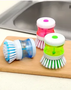 Navulbare keuken reinigingsborstel set kleurrijke potten servies detailweergave