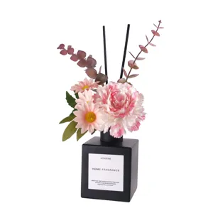 Dekoratives künstliches Blumen-Duftstäbchen-Set mit schwarzer quadratischer Flasche.