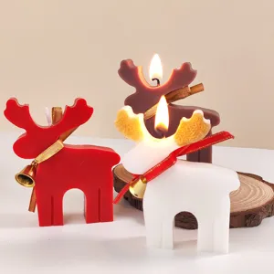 Weihnachtliches Rentier Duftkerze Detail, süße dekorative Sojawachs Kerze mit Schleife.