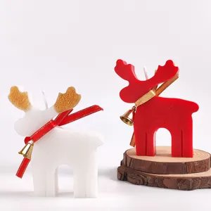 Nahaufnahme von handgefertigten Weihnachtsrentier Duftkerzen mit Glocken und Bändern.