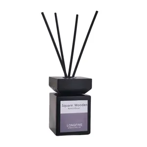 Primer plano de un difusor de varillas negro de 150 ml con tapa de madera