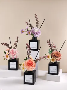 Detailansicht des künstlichen Nelken Blumenstrauß Diffusers mit eleganten schwarzen Flaschen.