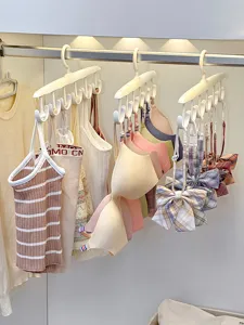 Vue détaillée d'un cintre à sous-vêtements rotatif à plusieurs crochets avec soutiens-gorges.