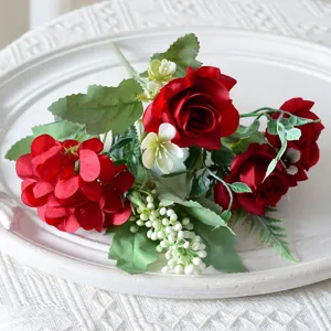 Bouquet de roses rouges artificielles en soie pour decoration interieur mariage et photo deco.