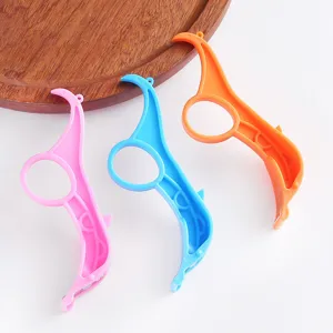 Ensemble éplucheur de fruits en plastique rose bleu orange, outil de cuisine pratique.