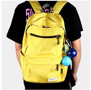 Vue détaillée du sac à dos jaune avec imperméables sphériques suspendus pour les voyages en plein air.