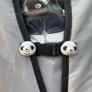 Vista detallada de la hebilla de almacenamiento de manta para scooter con lindo panda.