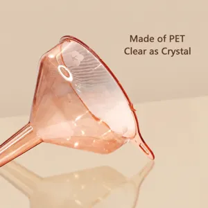Durchsichtiger rosa Kunststoff Trichter Detailansicht, dickes PET Material fuer Fluessigkeiten.