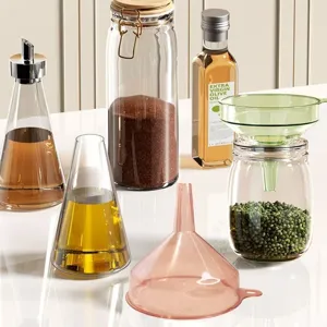 Küchen-Trichter und Glas-Ölflasche Detailansicht, transparentes Kunststoff-Werkzeugset.