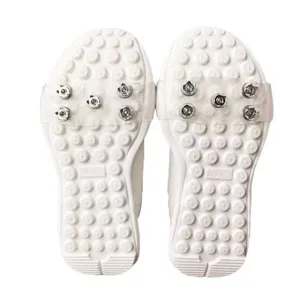 Detalle de la suela de crampones antideslizantes blancos para caminatas en nieve