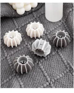 Gros plan détaillé de boules de lavage anti-emmêlage à design rainuré pour le linge.