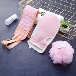 Roze badset met douchehandschoen rugstrijkband en netpons voor effectieve lichaamsreiniging.