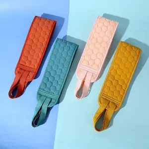 Gedetailleerd overzicht van getextureerde exfoliërende rugstrips met handgrepen in felle kleuren.