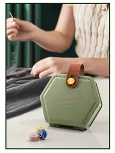 Caja de costura hexagonal compacta con asa de cuero, ideal para el hogar y almacenamiento.