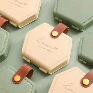 Caja de costura hexagonal portátil con correa de cuero y botón a presión para el hogar.
