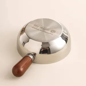 Edelstahl kleiner Topf Boden Detail 14cm 600ml Kochgeschirr Oberfläche Nahaufnahme Ansicht