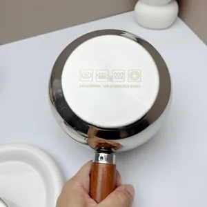 Edelstahl Mini Topf Boden Detailansicht, 14cm 600ml Kochschüssel mit Holzgriff für Küche.