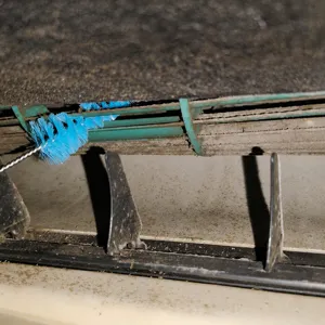 Detail van de airconditioner wiel reinigingsborstel voor smalle spleten en grondige reiniging.