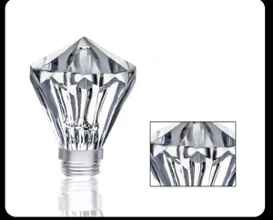 Gedetailleerd close-up van gefacetteerde kristallen diamant bandenventieldop met basis.