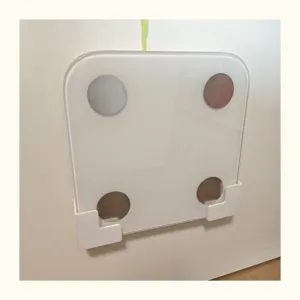 Detail van muurbeugel voor personenweegschaal in wit voor nette opsging in de badkamer.