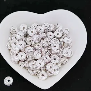 Λεπτομερής λήψη ασημένιων χανstrass για DIY κοσμήματα με αστραφτερή κρυσταλλική όψη.