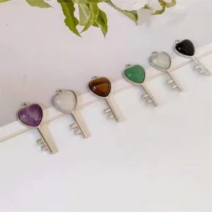 Detailaufnahme von Edelstein Herz Schlüssel Anhänger, bunten Schmuck Display für Halsketten.