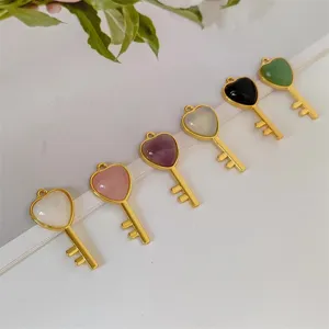 Nahaufnahme der bunten herzförmigen Schlüsselanhänger, schöne metallische Schmuck-Accessoires.
