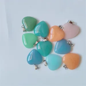 Vue détaillée de pendentifs en pierre précieuse en forme de cœur colorés avec des bélières.