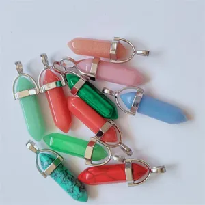 Vue détaillée de pendentifs en pierre de cristal hexagonale colorée avec bélières en argent.