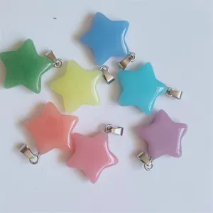Détail de pendentif étoile coloré, charm étoile en résine avec attache pour collier DIY.