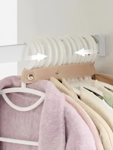 Vista dettagliata della cinghia di compressione per grucce e organizer da armadio.