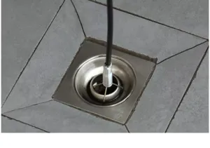 Pijpbaggergereedschap met flexibele klauw voor het reinigen van haar en verstoppingen in afvoeren.