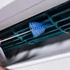 Airconditioning reinigingsborstel voor ventilatorwiel en luchtuittrekspleten in units.