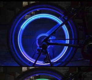LED fiets wiel verlichting helder blauw decoratie voor veilig 's nachts rijden en stijl.