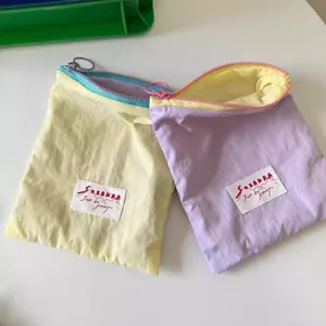 Macaron color-blocking zipper makeup pouch detail view, portable cosmetic storage bag closeup
