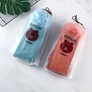 Gedetailleerd overzicht van exfoliërende rugstripset in matte zakjes met schattige berenprint.