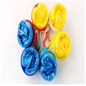 Gros plan détail du poncho de pluie sphérique portable, récipient en plastique coloré avec crochet.
