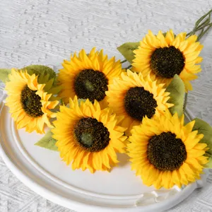 Bouquet de tournesols artificiels pour décoration de bureau et maison, fleurs en soie jaune vif.